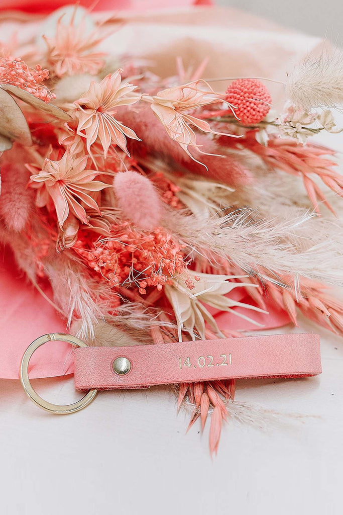 'Willow-Everlasting' Dried Flower Bouquet and Personalised Pink Keyring